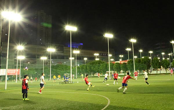 40 juegos de reflectores LED en el estadio de fútbol en China