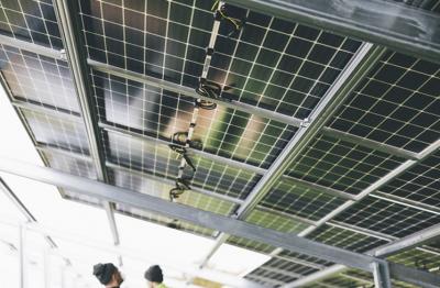 Instalación del sistema de generación de energía fotovoltaica industrial y comercial en la azotea