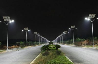 ¿Qué factores se deben considerar al instalar lámparas de calle con luz solar rural?