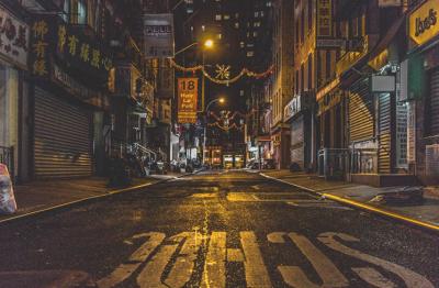 Las lámparas de calle con sensor solar hacen que las personas que regresan a casa tarde en la noche se sienten menos solas