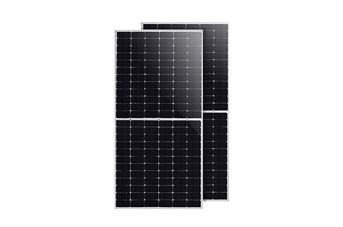 ¿Qué sucede durante la inspección de paneles solares mono de media célula?