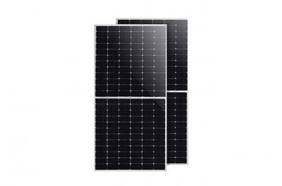 ¿Qué sucede durante la inspección de paneles solares mono de media célula?