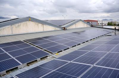 Cómo seleccionar inversores híbridos inteligentes para plantas de energía fotovoltaica industriales y comerciales
