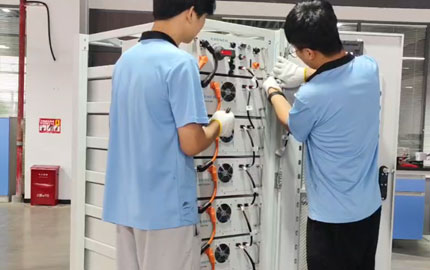 Instalación del sistema comercial de almacenamiento de energía con batería de litio de 60KWH 15