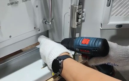 Instalación del sistema de almacenamiento de energía comercial con batería de litio de 60 KWH 16