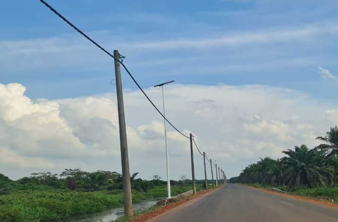 50 conjuntos de farolas solares SLZ-80W en Malasia