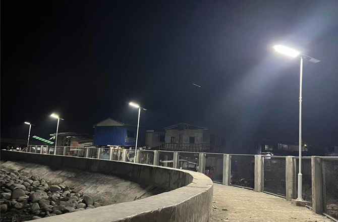 77 conjuntos de farolas solares todo en uno con batería LiFePO4 en Filipinas