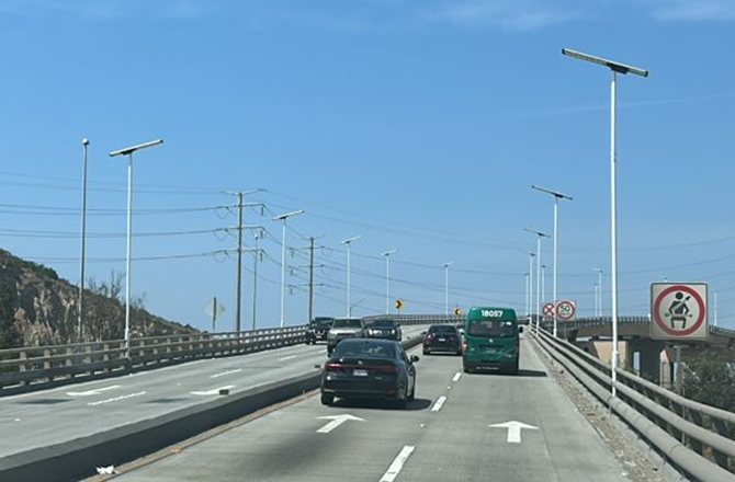 Anern 68 juegos de farolas solares SLZ-120W en el proyecto de iluminación comunitaria de México