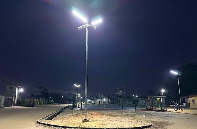 Luces solares para alumbrado público Anern SLV2‑120W en el proyecto de alumbrado vial comunitario en Nigeria
